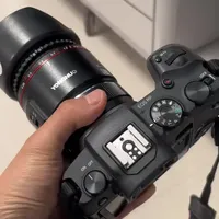 #永诺50 #永诺501.8二代#佳能rp #摄影器材 关于rp转接永诺ef卡口50 1.8二代的效果 个人觉得比35f2成效锐利 价格还便宜 如果不是放大对比即使跟多规格的永诺50比较 肉眼看不出来差距的 日常人像 虚化 风景都好用 我比较喜欢这个 海鲜市场300左右性价比相当高的一个镜头了