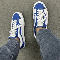 地铁自拍，Vans 蓝白板鞋