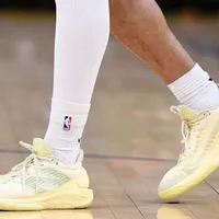 皮视角 | 中国设计师周造型之手 NB TWO WXY