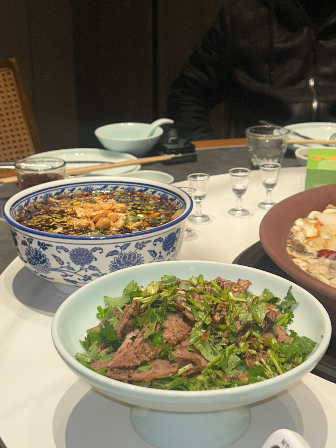 重庆烤肉氛围感天花板:一半是市井烟火,一半是山城夜景