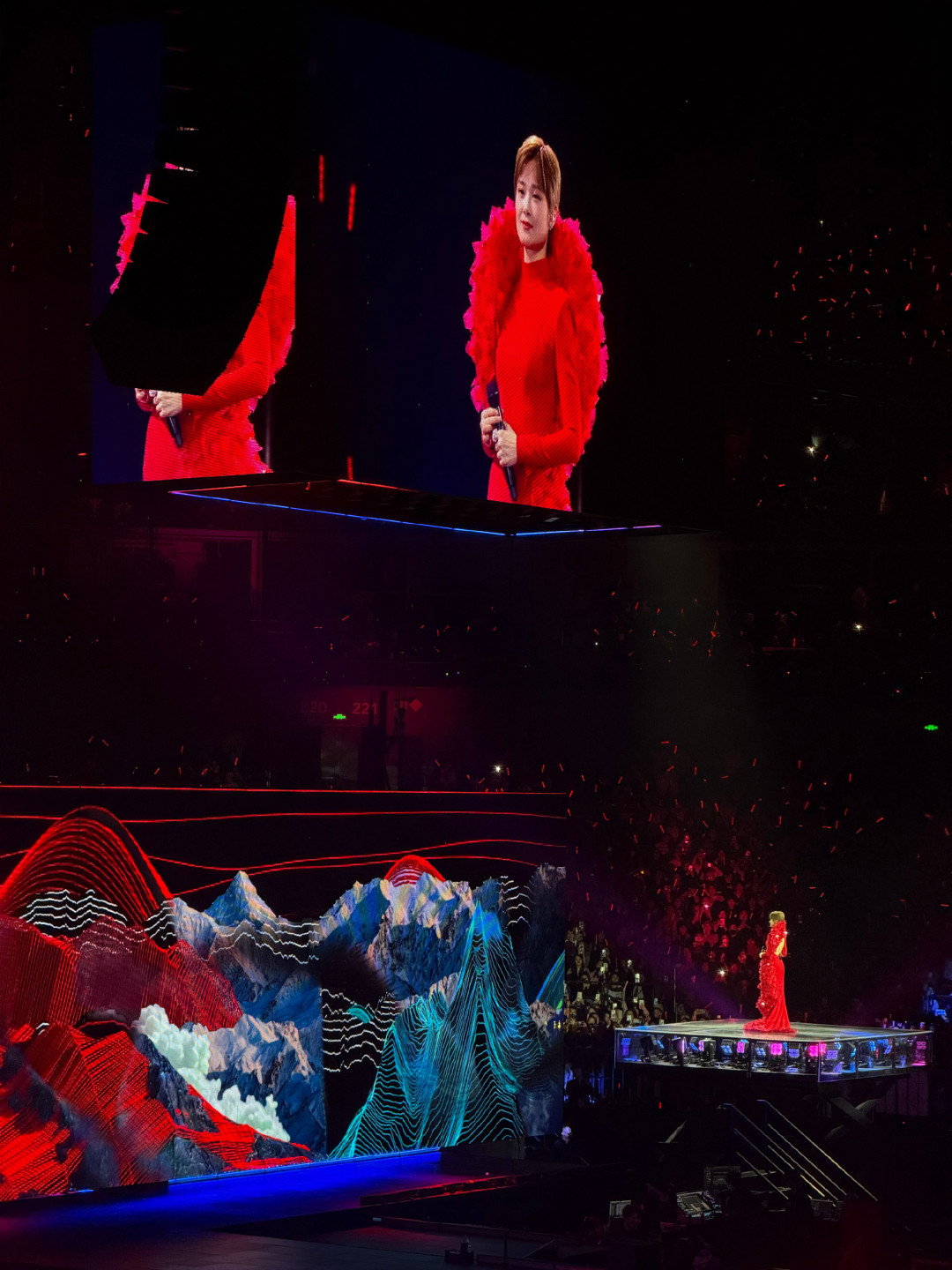 顶配视听盛宴与二十年双向奔赴，李宇春演唱会凭何封神？