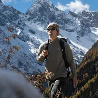 百元户外装备真能打？防水压胶、承重结构、基础亮度才是关键