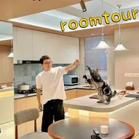 珠海140㎡精装房,就这么改! -
打破传统精装房
这套我真的改到业主心坎里了~
从入户花园变实用家政间,
镜面扩容、
餐厅通透、
厨房打通做大岛台,
客厅连阳台抬高设计,
简约又高级。
好设计不是材料堆砌,
是住得舒服、
用得顺手。
带你沉浸式逛完这个家,
每一处都是用心。
-
-
-
#抖音好家大赏 #精装房改造 #大宅设计 #处女座设计师蔡蔡 #珠海室内设计