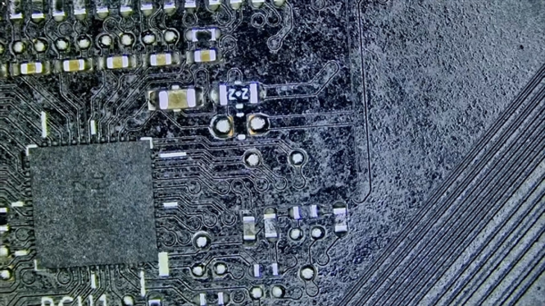 惨烈!用户私改液金致RTX 5070报废:核心烧毁、PCB腐蚀