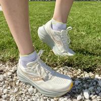 新手跑鞋别只看颜值！缓震回弹率与前掌宽度才是安全完跑5公里的关键