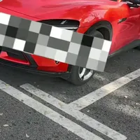 有位车主说她25年购买的#小米yu7  二排座椅掉色？？？我的结论【是外界泼洒液体进入座椅内部，不是真皮掉色，更不是座椅内部结构掉色】【依据】1.白色卫生纸按压后只有打孔处有橙色染色，说明不是真皮掉色2.座椅内部结构是黑色和米色，没有橙色#小米yu7