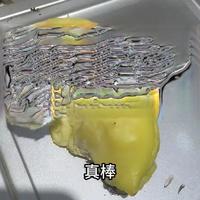 一分钟教会你如何！烤榴莲肉！！！
家中如果有烤箱或空气炸锅，温度调到200度，烤15到20分钟！如果是微波炉调到中火，加热5分钟！你还知道别的方法吗？#有没有见过这种吃法 #高端水果 #金枕榴莲 #烤榴莲#味道好极了你们想吃吗