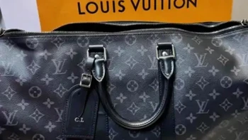 Lv Keepall 45厘米真的是旅行本命包！经典Monogram老花+黑花黑武士款自带低调奢华感，耐磨涂层帆布搭配牛皮革饰边，耐造又有质感。
45×27×20cm黄金尺寸适配随身登机，装两套换洗衣物，洗漱包+平板完全无压力，可拆卸调节肩带，通勤，出差，健身房都能搭。
男女同款不挑风格，实用与颜值双在线的经典款。#路易威登 #lv黑武士50旅行袋 #lv男包