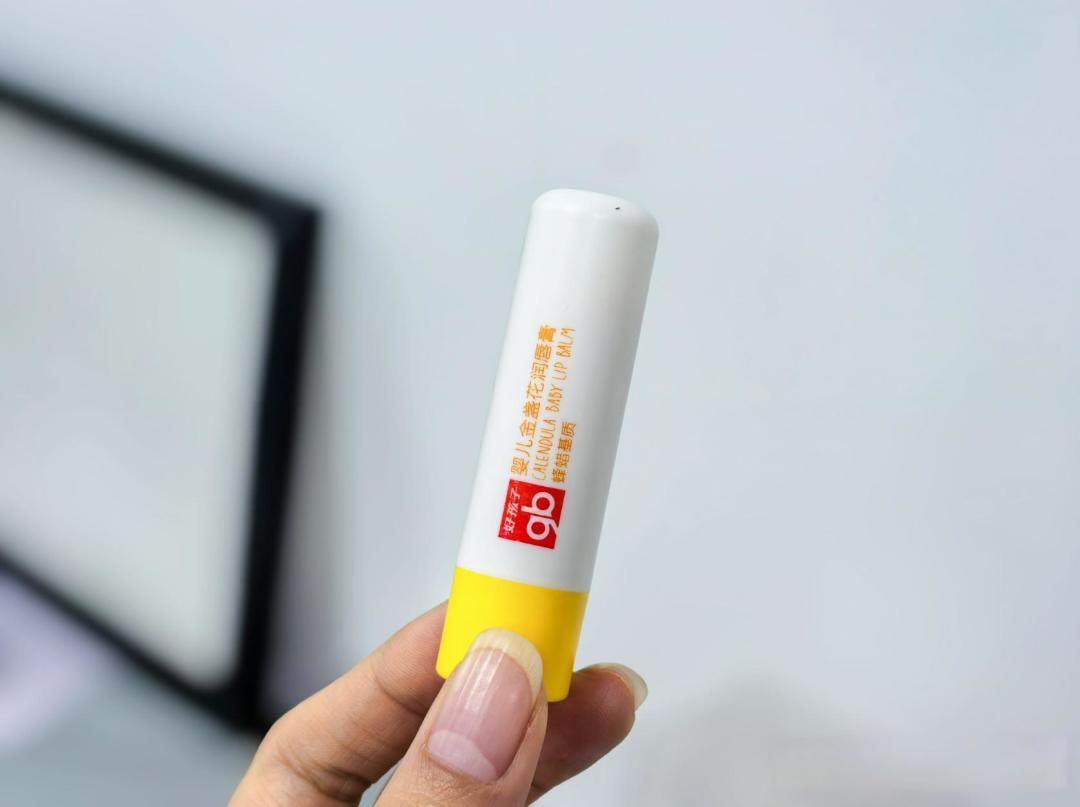 嘴唇越涂越干最后变唇炎？医生点名含这些成分的网红润唇膏：赶紧停用！