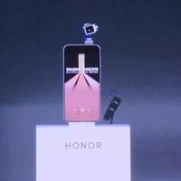 从车碾枪击到小字文学，手机发布会的“名场面”有几分真实？