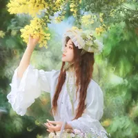 很少人用过这个镜头，美女嫌我站得太远，看到照片后直呼太漂亮了 以前从来没用过这种镜头，这次特意拿来帮美女拍了一组金合欢花人像，美女看到我拿着那么小的镜头却跑到很远的地方拍摄，很不高兴，以为又把她拍得人小小的那种画面，谁知道我这次使用的镜头和平时的可不一样，看到照片效果后，美女直呼太漂亮了#摄影 #卡色镜头 #卡色1500mmF56折返镜头 #卡色折返镜头 #kase150mmF56折返镜头