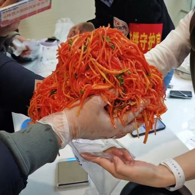 西安菜夹馍大赛，夹菜一分钟，吃馍两小时～1759.3只是饼的极限，不是胡萝卜大哥的极限！