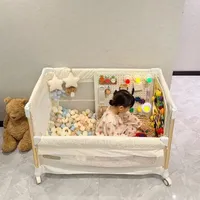 家庭版游乐场硬控娃一上午，邪修带娃真香！ 
娃小时候用的婴儿床 
改造一下用到小学没问题 
小户型爱死这种一物多用东西了 
这个床=拼接床＋摇篮＋游戏床+尿布台＋独立婴儿床+家庭版游乐场 
而且自带万向轮推来推去贼方便 
有娃家庭闭眼冲！ 
#母婴好物 #一般人不告诉他