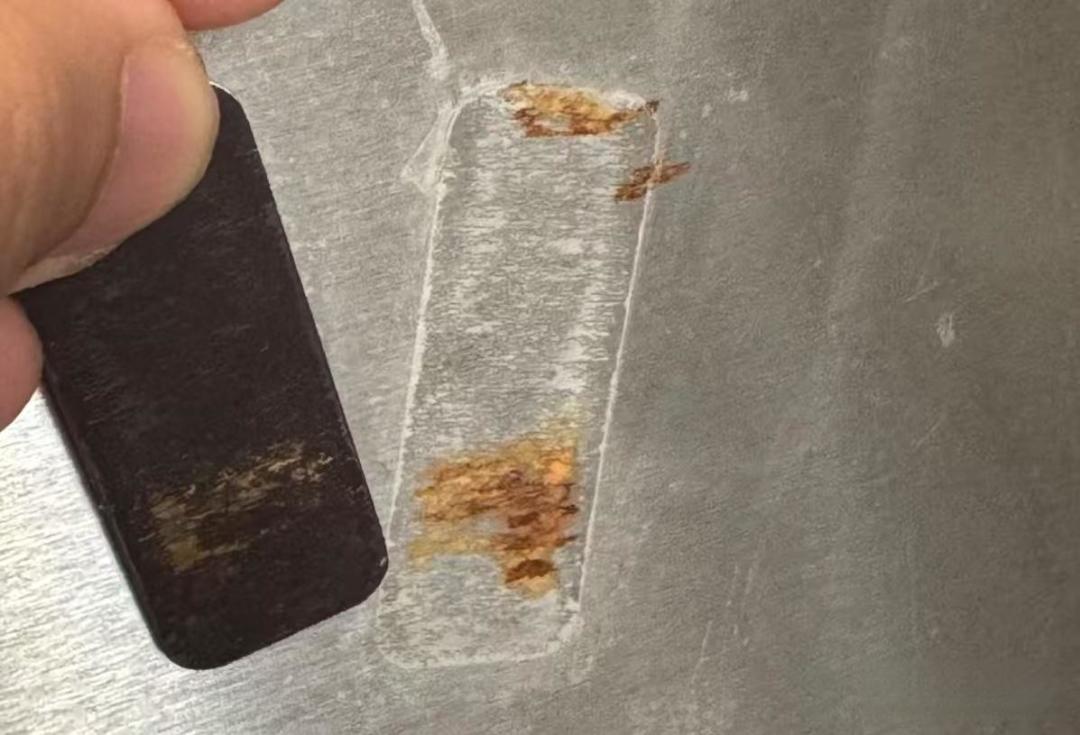 冰箱贴伤冰箱是谣言？磁力变形是误解，但贴错位置真会耗电折寿