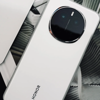 荣耀500 Pro逆市降价900元：8000mAh电池+IP69K防水，同价位谁更值得闭眼入？