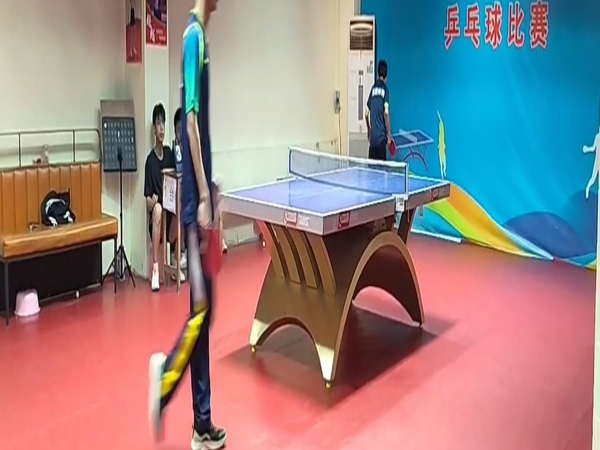 精心开发的乒乓球馆灯具，科学设计的照明，老板说灯光当地第一。