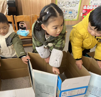 废纸箱秒变哄娃神器！懒妈闭眼抄的亲子手工攻略