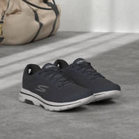 缓震与文化符号之外：四款小众跑鞋在通勤、轻运动与穿搭场景的真实表现对比