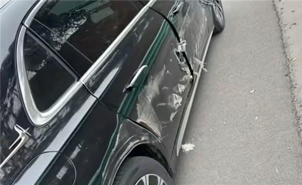 贬值近11万！奔驰E300车主过度信任智驾：以为会自动减速结果撞上变道货车