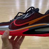 复刻鞋值不值得买？材质缩水、实战性能弱，但情怀税该交吗