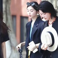 进入春天发现：卫衣、冲锋衣不兴了，现在流行3种春装，时髦百搭