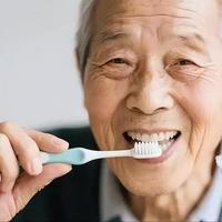 “早晚刷牙”是错的？医生：过了60岁，尽量改掉4个刷牙习惯
