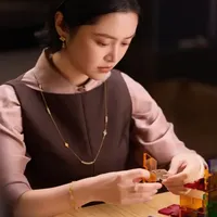 与L' ELEMENTO主理人薛章妮
共探#潮宏基  非遗花丝海棠系列 设计哲思
以玉雕融合千年花丝，温润优雅
既深植传统美学精髓，又轻盈贴合当代气息
凝炼东方女性柔中带韧的气质
#时尚非遗