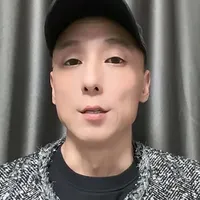 #Prada103亿人民币收购范思哲品牌#1997年范思哲在迈阿密别墅被男友枪杀#范思哲被同为意大利的品牌收购是意大利成衣最好的归宿#意大利人最了解意大利品牌#视频里口误（是1997年范思哲先生被枪杀）更正