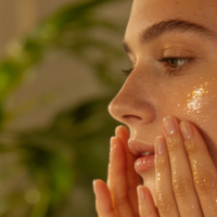 暗沉泛黄肌护肤指南：选对精华水实现抗氧化提亮去黄