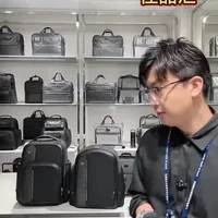 TUMI/途明Arrive 4.0最新系列双肩包，新Logo搭配碳纤维。  尺寸：43*37.5*19.5电脑隔层：40.5*28*2.5材质：弹道尼龙＋碳纤维＋牛皮#人生第一只大牌包#途明男士商务双肩包#途明高端系列双肩包#日常通勤双肩包#TUMI