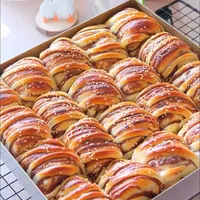 自制豆沙小排包成功！
松软香甜不塌陷
豆沙绵密不齁甜
新手也能一次成功
比外面买的还好吃
看完你也会做！ 
海氏i7pro风炉烤箱：
上火175度下火200度
烤25分钟
#豆沙面包  #新手烘焙  #烤箱选海氏烘焙更省事#海氏烘焙日常 #海氏i7Pro风炉烤箱@Hauswirt海氏官方旗舰店