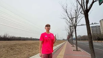 #中乔强风4pro 今天是3月14日，换上了我的新鞋，中乔的一双强风4pro的竞训鞋，跑了5km，分别在塑胶跑道和水泥地上都跑了跑，这双鞋整体给我的感觉非常好，鞋楦很宽对很多人都很友好，而且鞋面包裹性强，泡棉的弹性也很强，跑起来很有推进感，外底橡胶的防滑也做的也很不错，这次我穿的鸳鸯配色的43码的鞋子，正常尺寸不偏码，整体跑下来感觉非常不错！