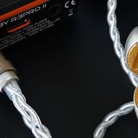 玻璃与檀木的共鸣：斯唯嘉鹊UTG耳机测评