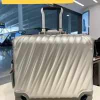 TUMI｜19DEGREE公文包款铝合金拉杆箱
👉🏻采用坚固耐用的百分百航空级铝合金材质，专利独特的水波纹外观设计，内部采用格栅化设计，🉑拆卸使用，分门别类收纳💻，文件等等。
#途明 #TUMI #行李箱 #铝合金行李箱 #商务行李箱