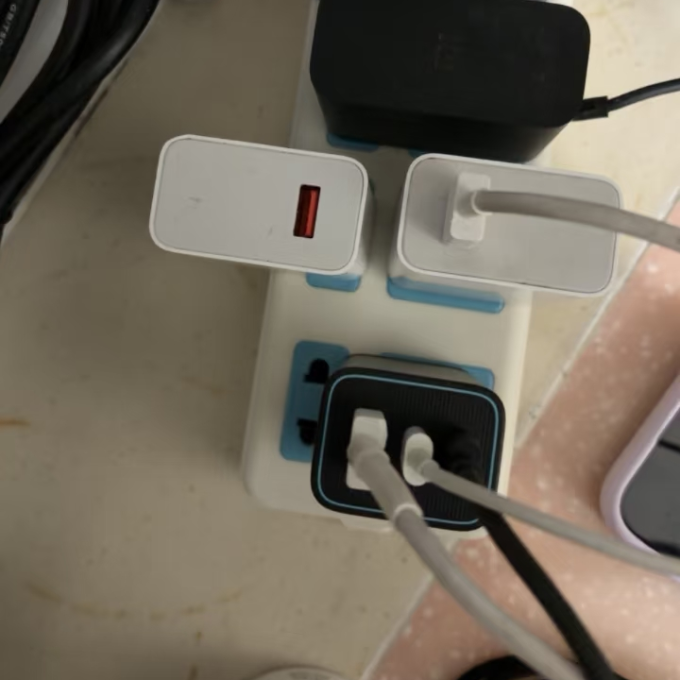 酷态科充电器