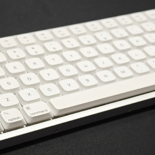 大黄蜂键盘挺不错。但是我的新Akko AIR 01全铝矮轴键盘更好用！