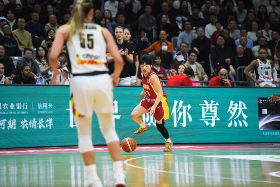 王佳琦女篮首秀稳健,临危不乱显大心脏,助球队提前锁定晋级名额
