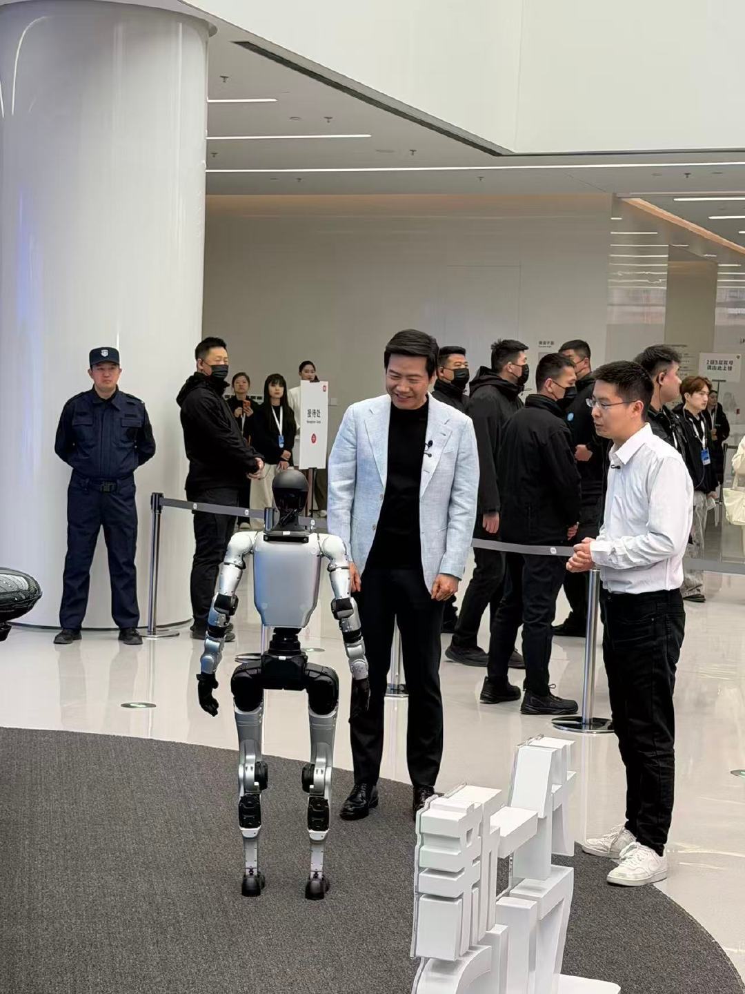 宇树创始人携机器人为小米站台，雷军揭秘五年前的投资渊源