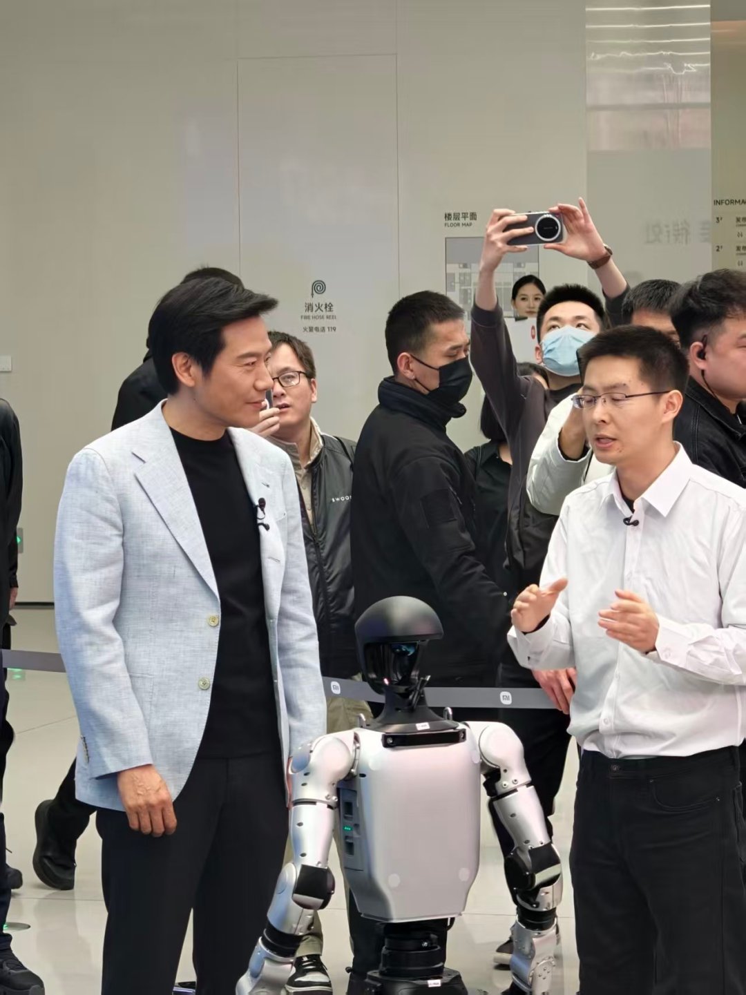 宇树CEO为雷军秀机器人舞技,雷军反向感谢揭开五年投资渊源