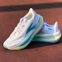 缓震≠越软越好！五款热门跑鞋横评：谁才是你配速下的真香之选？