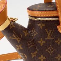 LV新款男士包外观酷似喷壶走红，手袋售价3.6万元，小挂件7750元