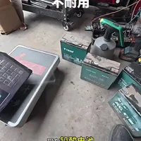 现在的铅酸电池为什么不耐用，那么今天我们就拿秤来称一下，听说越重的电池越耐用，我们到底看看哪个电池重，有幸还挑了一块儿18年的电池，我们看一下18年的电池是什么样子#铅酸电池不耐用的原因