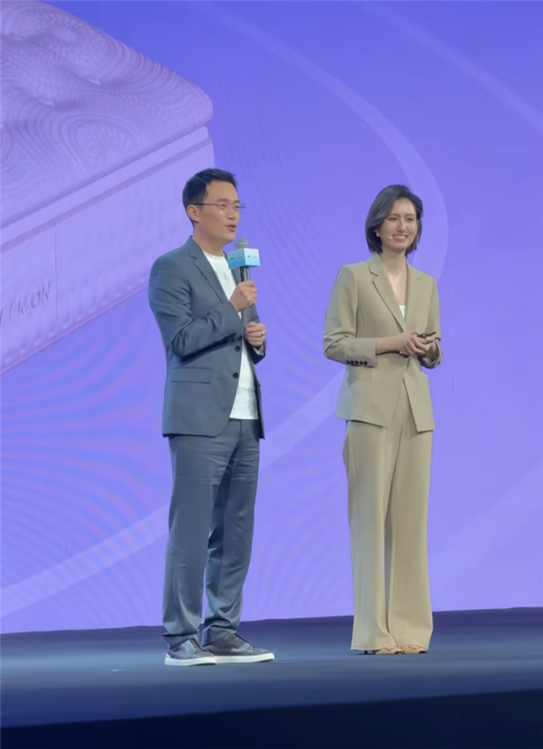 这组合有点意外!王腾与前OPPO美女产品经理Monica罕见同台亮相