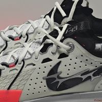 穿着耐克和《权力的游戏》联名的GT3篮球鞋。在你头上暴扣！