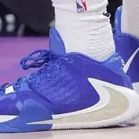 【NBA每日上脚】金色倒钩！穿它打300+场比赛，不腻吗？