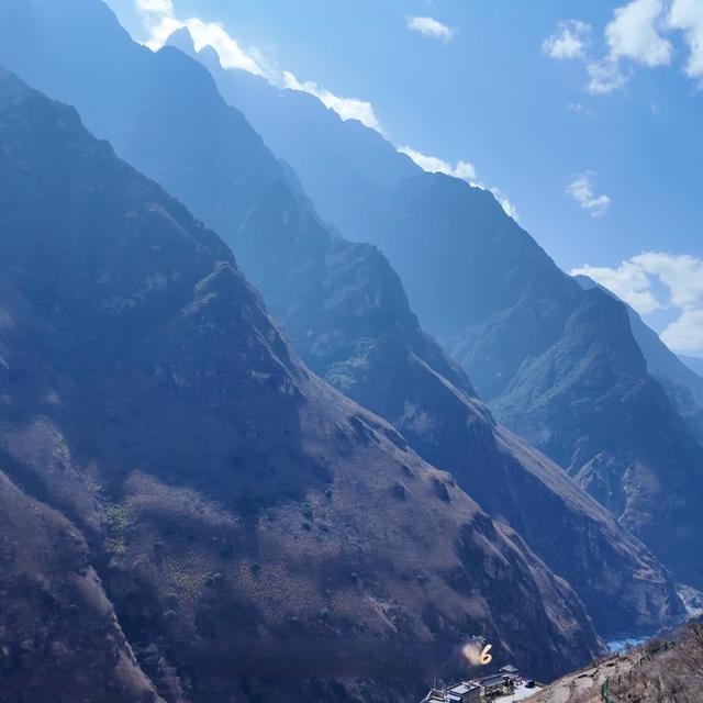 最美徒步路线之虎跳峡