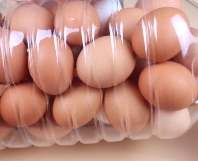 如何用空油桶装鸡蛋？原来这么简单，再也不怕鸡蛋被磕破了