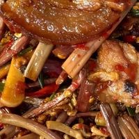 蕨菜炒腊肉：山野鲜与腊味香
