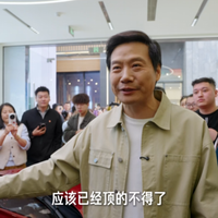 新一代SU7上市首个周末 雷军北京巡店：亲自讲解新车 为顾客开车门