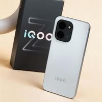 iQOO Z11 这款「天光白」配色，确实够清爽，还挺耐看。
这机子大 R 角设计握持舒服，还塞入了 9020mAh 超大电池和 165Hz 护眼电竞屏，这个配置我相信手游党和续航党应该会很喜欢。
在塞下这么大电池之后，还能做到重量 216.5克，厚度 8.25mm，也可以说是挺轻薄了。